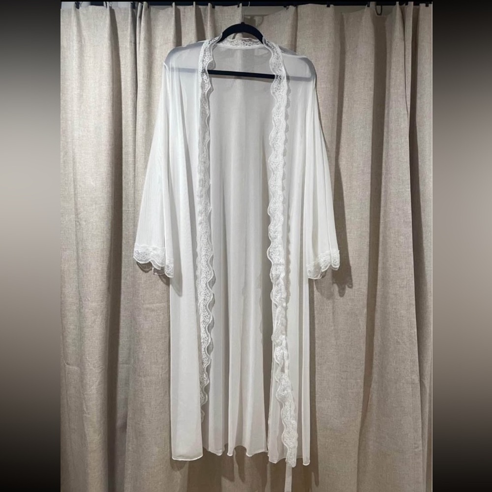 Elegant White Lace Trim Robe